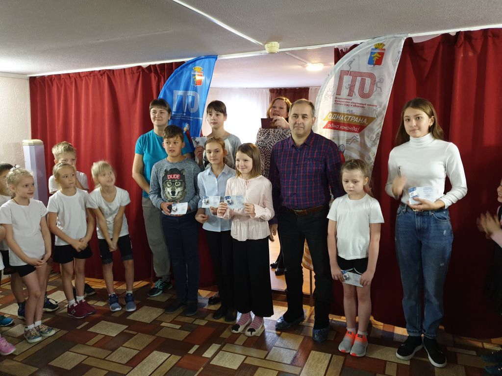 Вручение значков ГТО учащимся 215 школы ГО Среднеуральска
